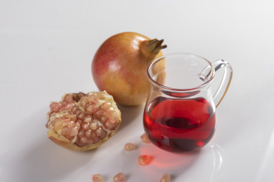 成熟的石榴和石榴籽石榴汁摆放在桌面上