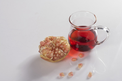 成熟的石榴和石榴籽石榴汁摆放在桌面上