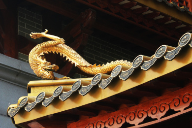 中国古代建筑屋檐上的一条金色龙