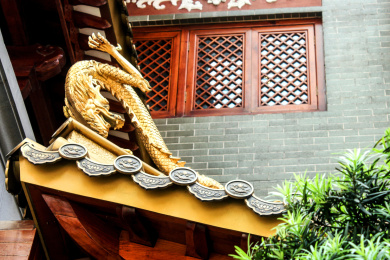 中国古代建筑屋檐上的一条金色龙