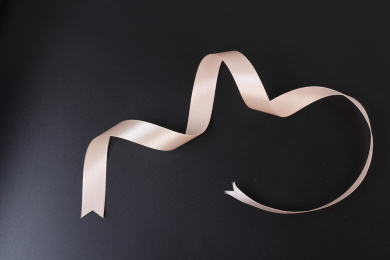 扭曲的浅粉色绸带