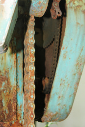 一台全是锈迹的蓝色喷漆老机器