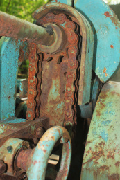 一台全是锈迹的蓝色喷漆老机器