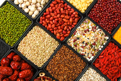 铺满杂粮底上的五谷背景