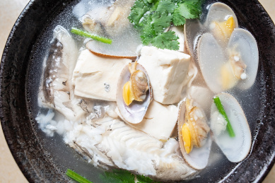 营养美味的海鲜汤龙头鱼花蛤豆腐汤特写