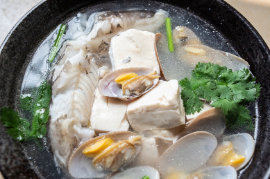 营养美味的海鲜汤龙头鱼花蛤豆腐汤特写