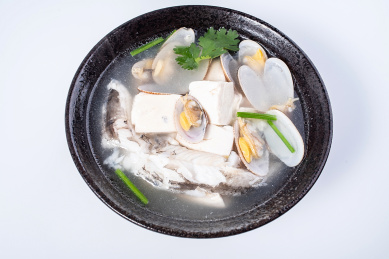 一碗营养美味的海鲜汤龙头鱼花蛤豆腐汤  