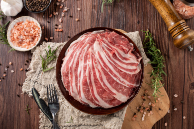 木板背景上的满满一盘和牛烤肉片