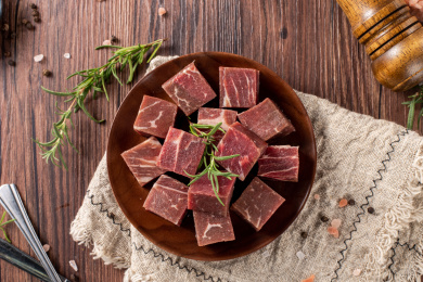 满满一盘和牛牛肉粒放在木板背景上