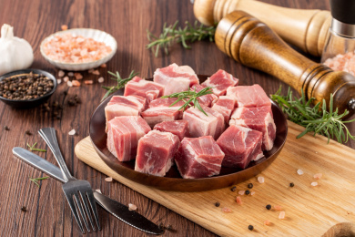 一盘新鲜牛腩放在木质背景的木托上