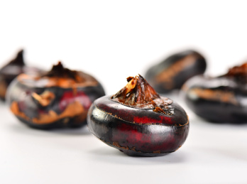 白色背景上摆放的新鲜荸荠