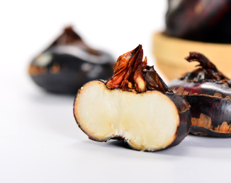 白色背景上摆放的新鲜荸荠