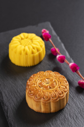 中秋节传统美食月饼摆放在黑色背景上