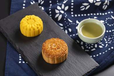 中秋节传统美食月饼摆放在黑色背景上