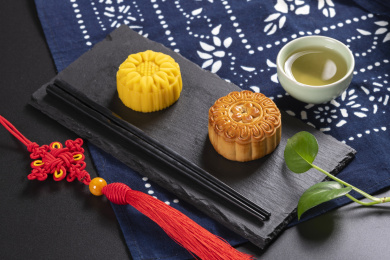 中秋节传统美食月饼摆放在黑色背景上