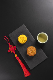 中秋节传统美食月饼摆放在黑色背景上