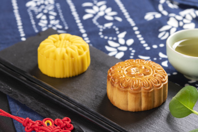 中秋节传统美食月饼摆放在黑色背景上