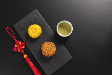 中秋节传统美食月饼摆放在黑色背景上