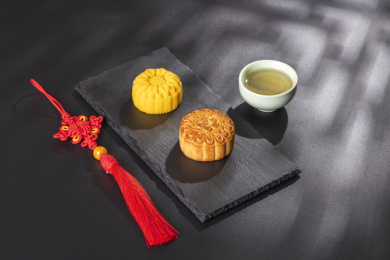 中秋节传统美食月饼摆放在黑色背景上