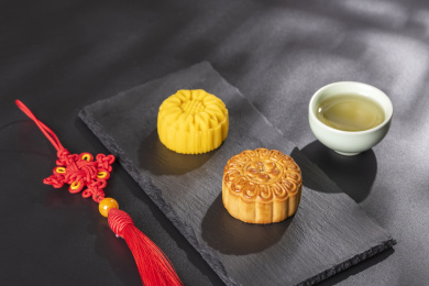 中秋节传统美食月饼摆放在黑色背景上