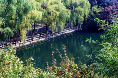 绿树环绕的碧绿水潭，中国山东省济南市九如山瀑布群风景区