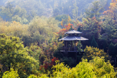 北方秋天山林中的观景凉亭，中国山东省济南市九如山