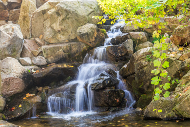 秋天山涧流瀑，中国山东省济南市九如山景区