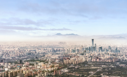 中国燕山脚下云雾中的北京市区全景航拍图