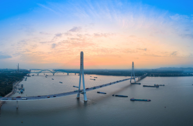 江苏省南京市晚霞河流中高大的桥梁
