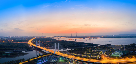 江苏省南京市晚霞河流中高大的桥梁