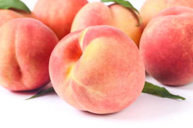 白底上的水蜜桃背景