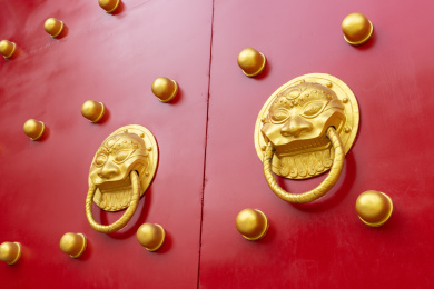 红色木门上的金属兽头门钹