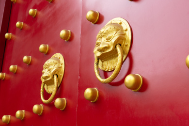 红色木门上的金属兽头门钹