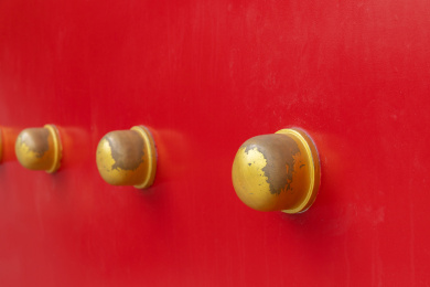 红色木门上的圆形金属门钉