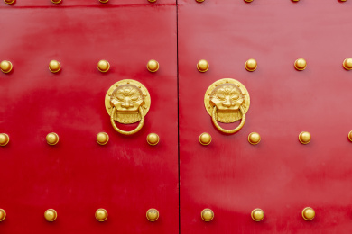 红色木门上的金属兽头门钹