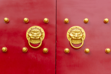 红色木门上的金属兽头门钹