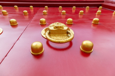 红色木门上的金属兽头门钹