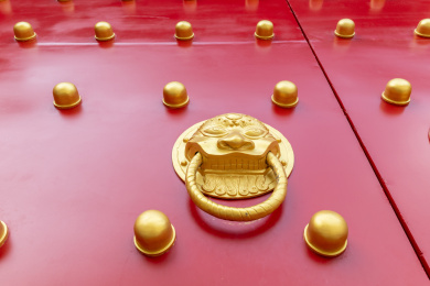 红色木门上的金属兽头门钹