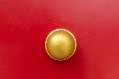 红色木门上的圆形金属门钉