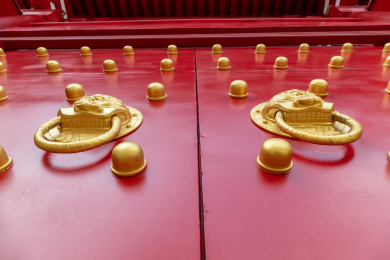 红色木门上的金属兽头门钹