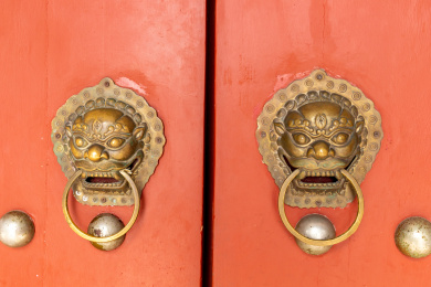 红色木门上的金属兽头门钹