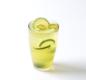 白色背景上杯中盛放的青柠茶