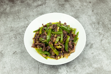 白色圆盘子里的辣椒炒鹅郡肝