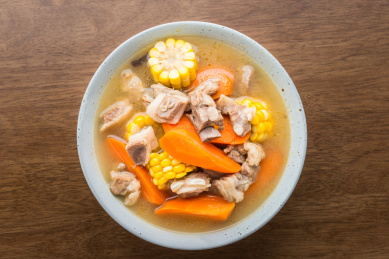 陶瓷汤碗里的甜玉米胡萝卜炖羊肉汤