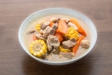 陶瓷汤碗里的甜玉米胡萝卜炖羊肉汤