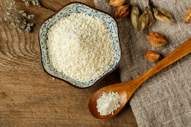 旧木板上放着的一小盘鸡精调料