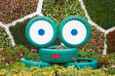 北京世界花卉大观园夏天里用轮胎构成的青蛙园艺造型