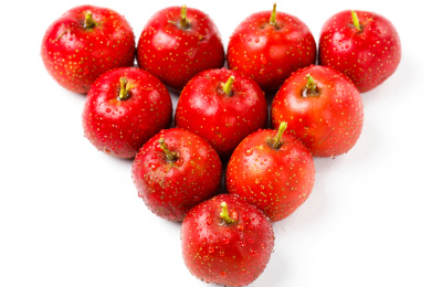 白底上山楂摆成的倒三角造型背景