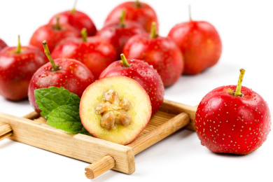 白底木板上的红果子切面