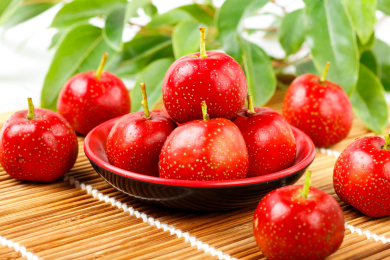 木底盘子里装着的红果子